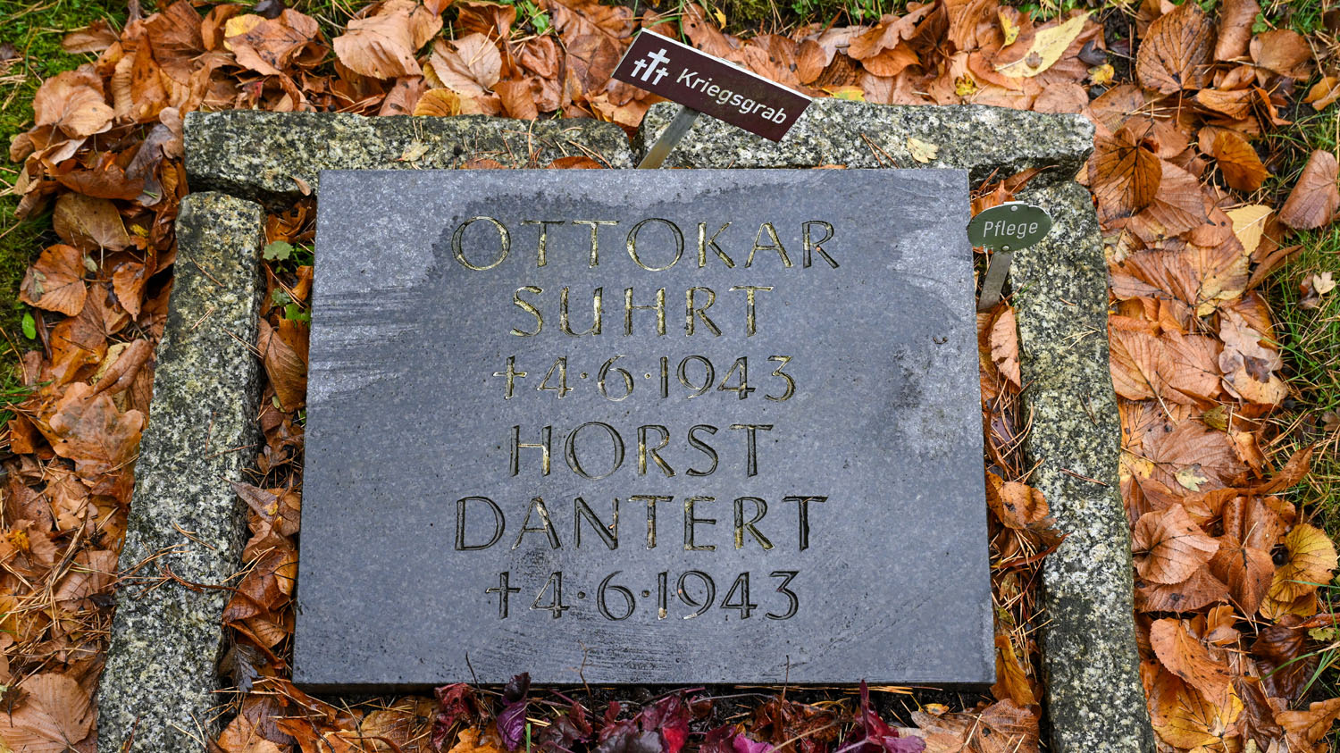 Grabstein für Otakar Šubrt und Horst Dautert, hier als „Ottokar Suhrt“ und „Horst Dantert“ bezeichnet
© StSG/GSMP, Holm Helis, 2025
