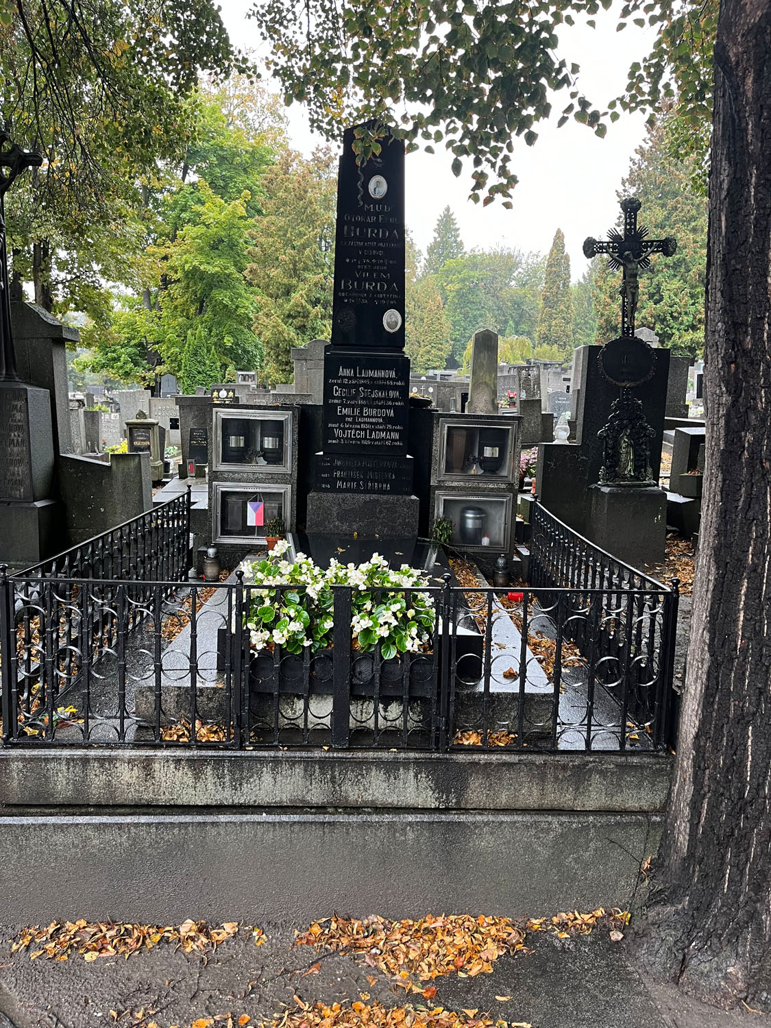 Grabstätte der Familie Střibrný auf dem Friedhof in Kladno mit Urne von Julian Střibrný (links unten)
© StSG/GSMP, Foto 2025