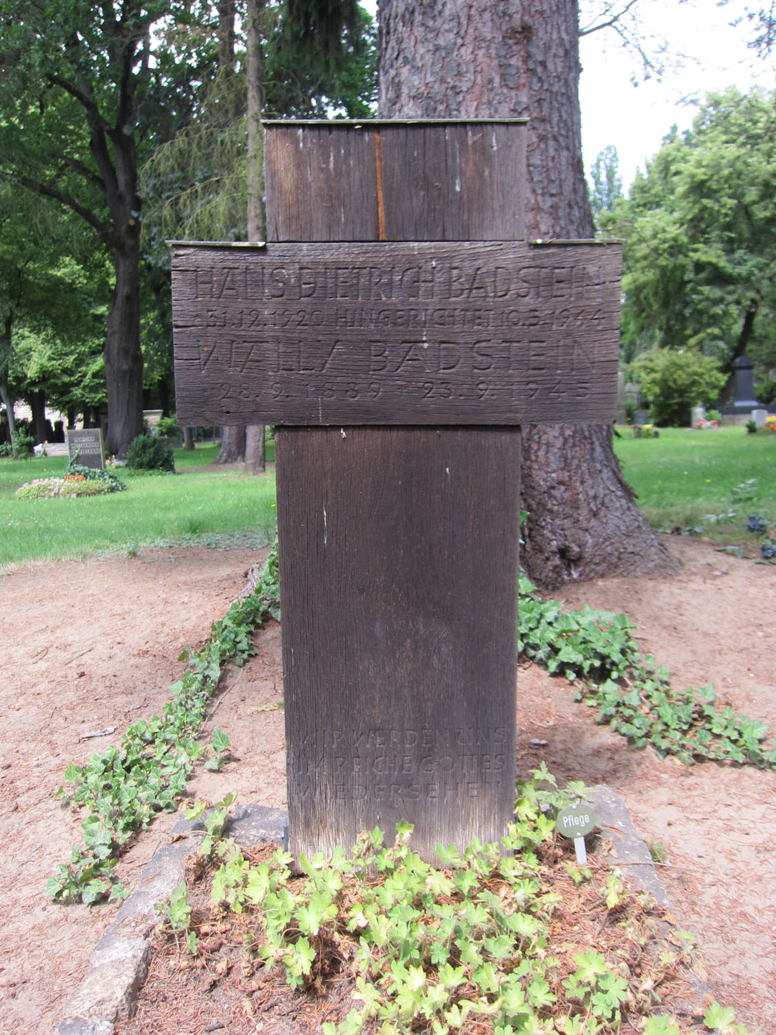 Grabkreuz für Hans-Dieter („Hans Dietrich“) und Wally Badstein aus dem Jahr 1945
© StSG/GSMP, 2016