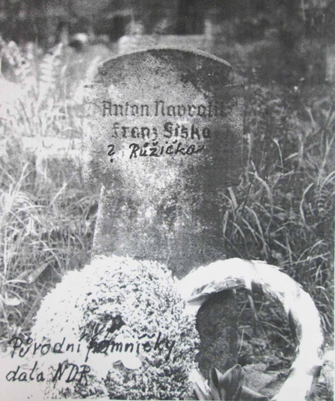 Grabstein für František Šiška und Antonín Navrátil mit Ergänzung des Namens von Alois Růžička, vor 1976
© privat