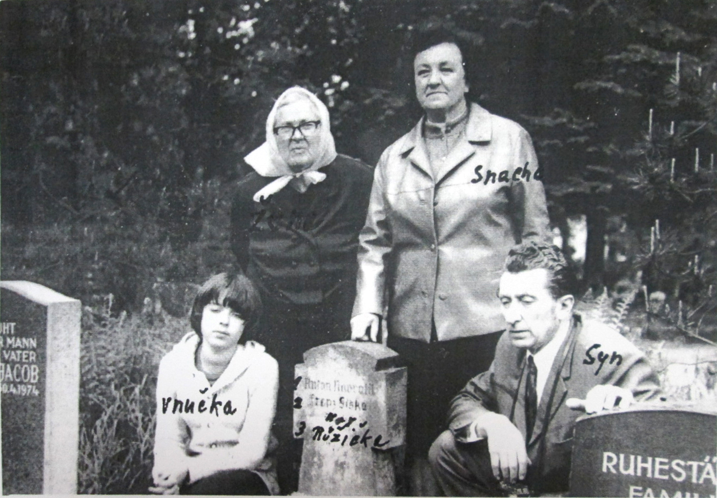 Witwe, Schwiegertochter, Sohn und Enkelin von František Šiška an dessen Grab, vor 1976
© privat
