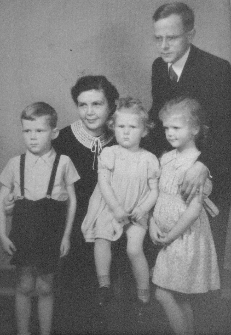 Gudrun und Ulrich Mann mit ihren drei Kindern, um 1943