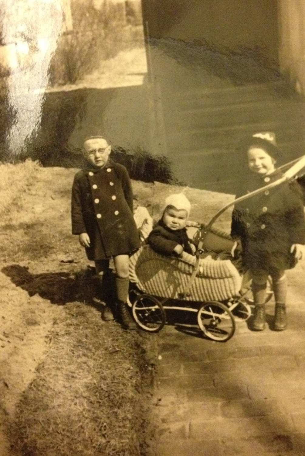 Wolfgang Bauche mit seinen Schwestern Waltraud und Gudrun, um 1942