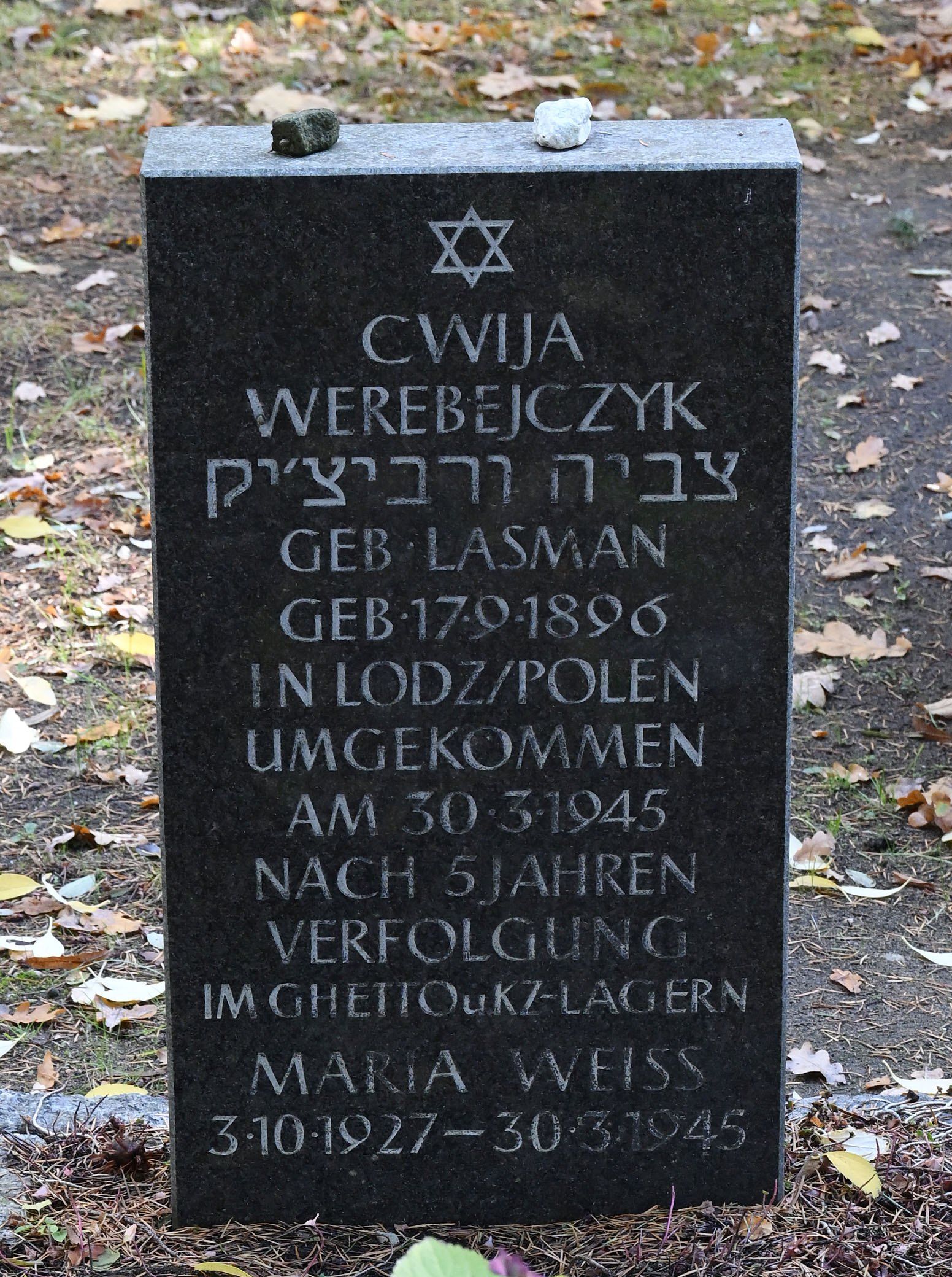 Grabstein für Cwija Werebejczyk und Maria Weisz, hier „Weiss“
© StSG/GSMP, Holm Helis, 2025