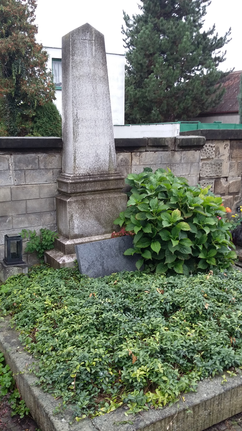 Grabstein für die Familie Král – RODINA KRÁLOVA – auf dem Friedhof in Litomyšl
© Spolek pro vojenská pietní místa, Michal Šimek, 2017, https://www.vets.cz/vpm/31609-hrob-eduard-kral/#31609-hrob-eduard-kral