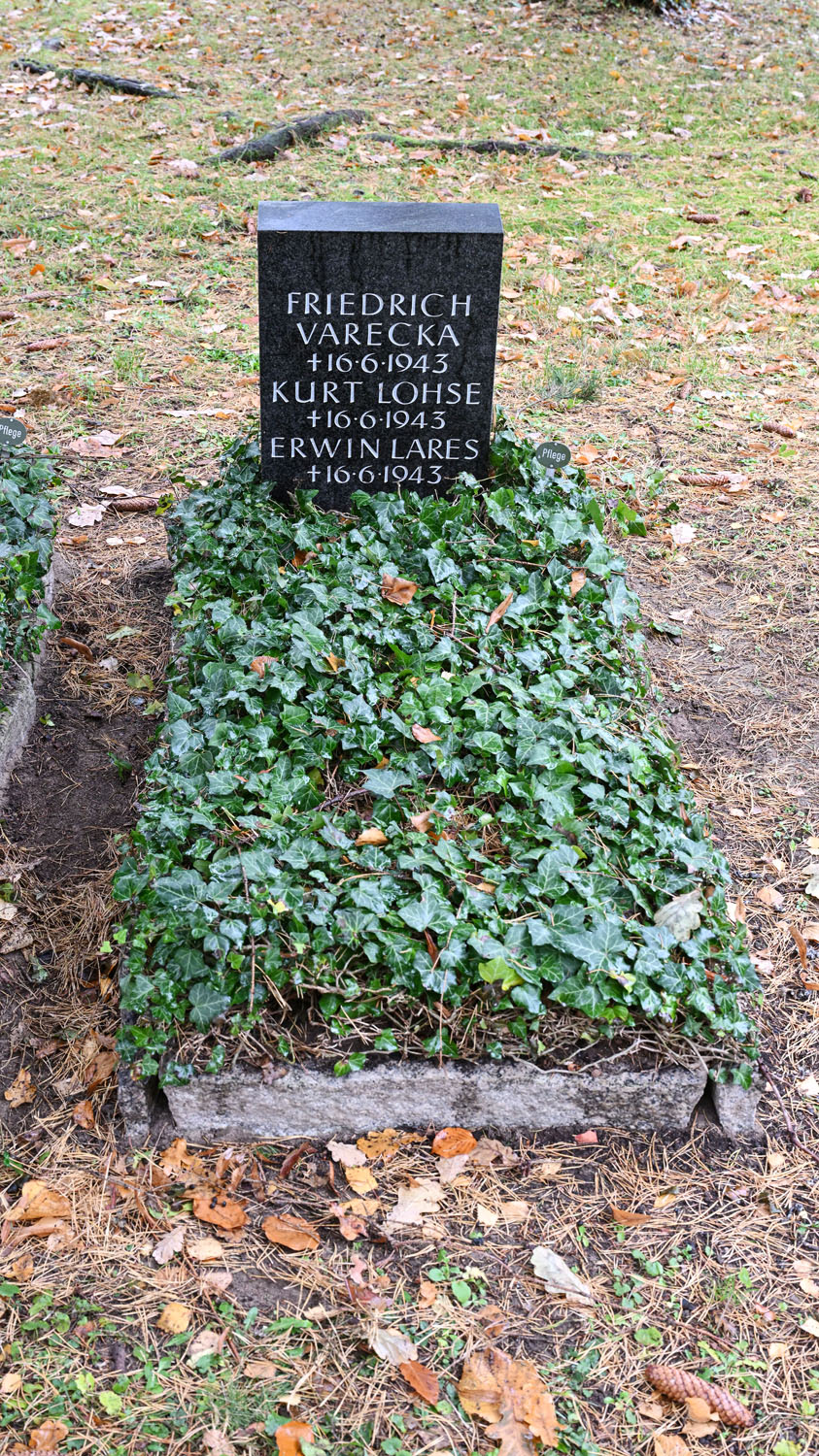 Grabstein für Bedřich Vařeka („Friedrich Vareka“), Kurt Lohse und Erwin Lares
© StSG/GSMP, Holm Helis, 2025