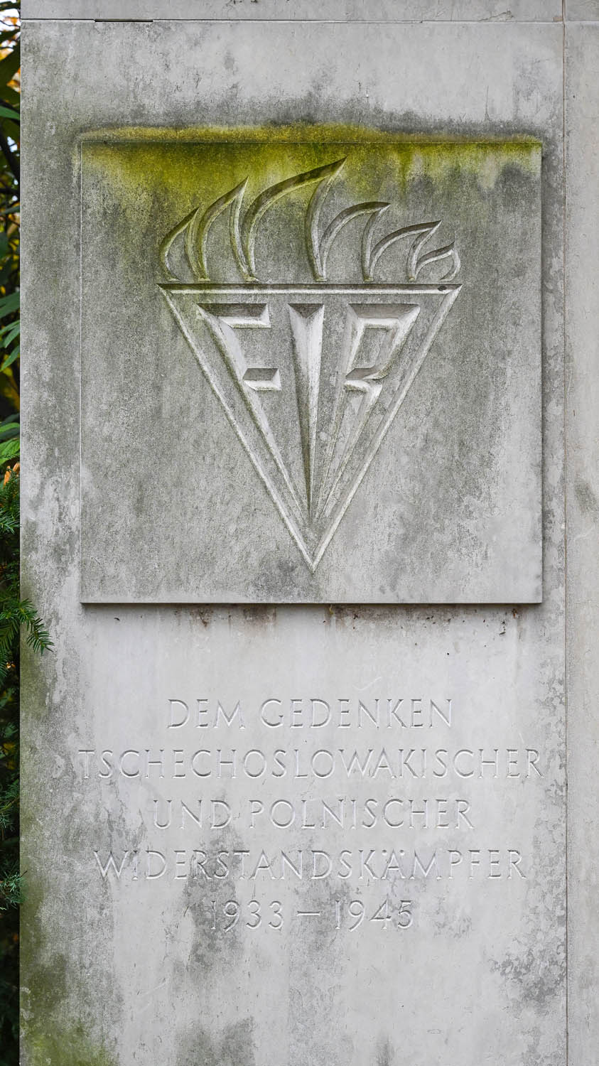 Inschrift „Dem Gedenken tschechoslowakischer und polnischer Widerstandskämpfer 1933–1945“
© StSG/GSMP, Holm Helis, 2025