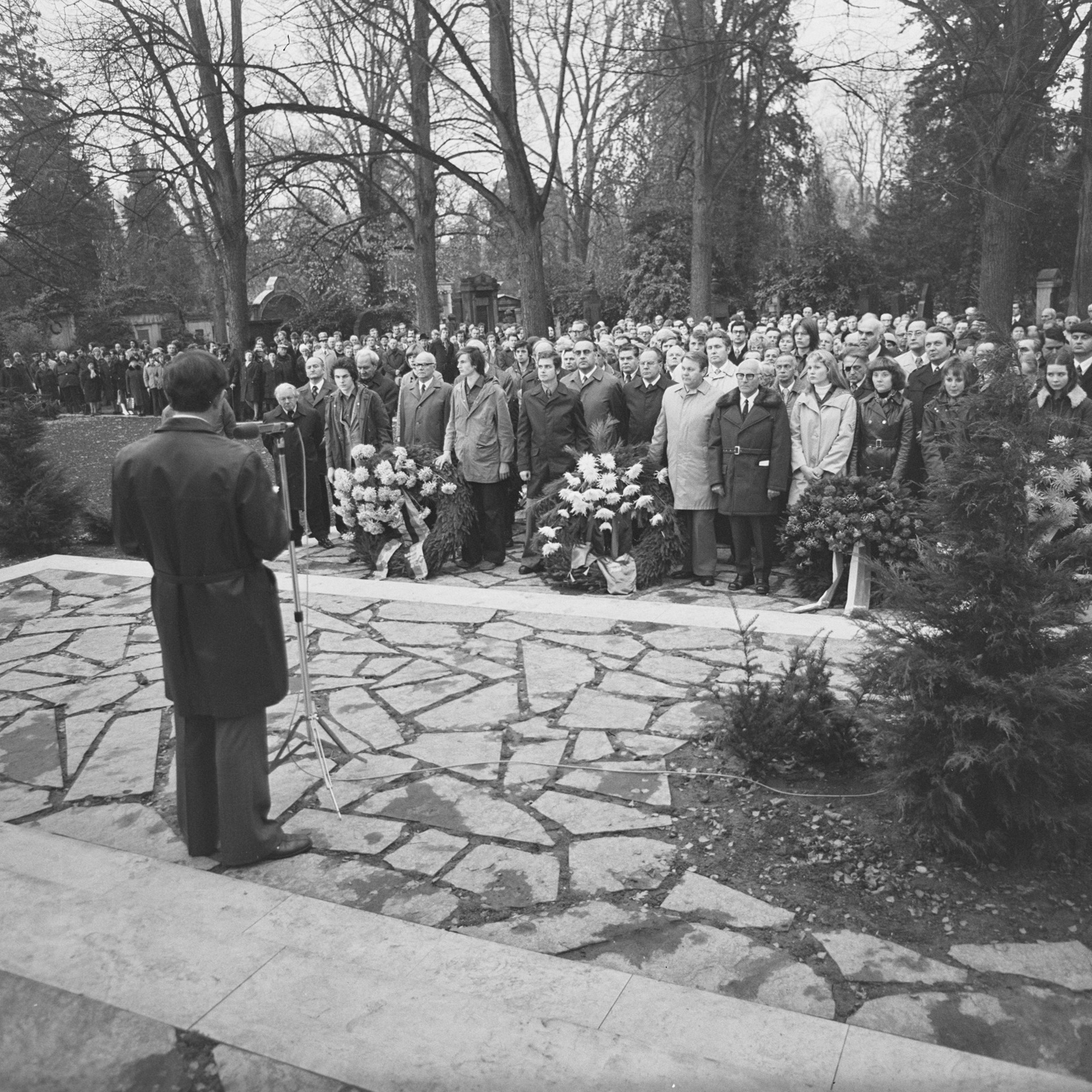 Delegationen mit Kranzgebinden
© SLUB/Deutsche Fotothek, Erich Höhne