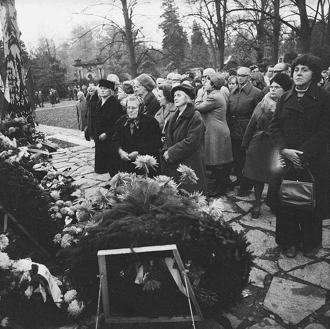 Angehörige tschechischer Hinrichtungsopfer vor der Namenswand
© SLUB/Deutsche Fotothek, Erich Höhne