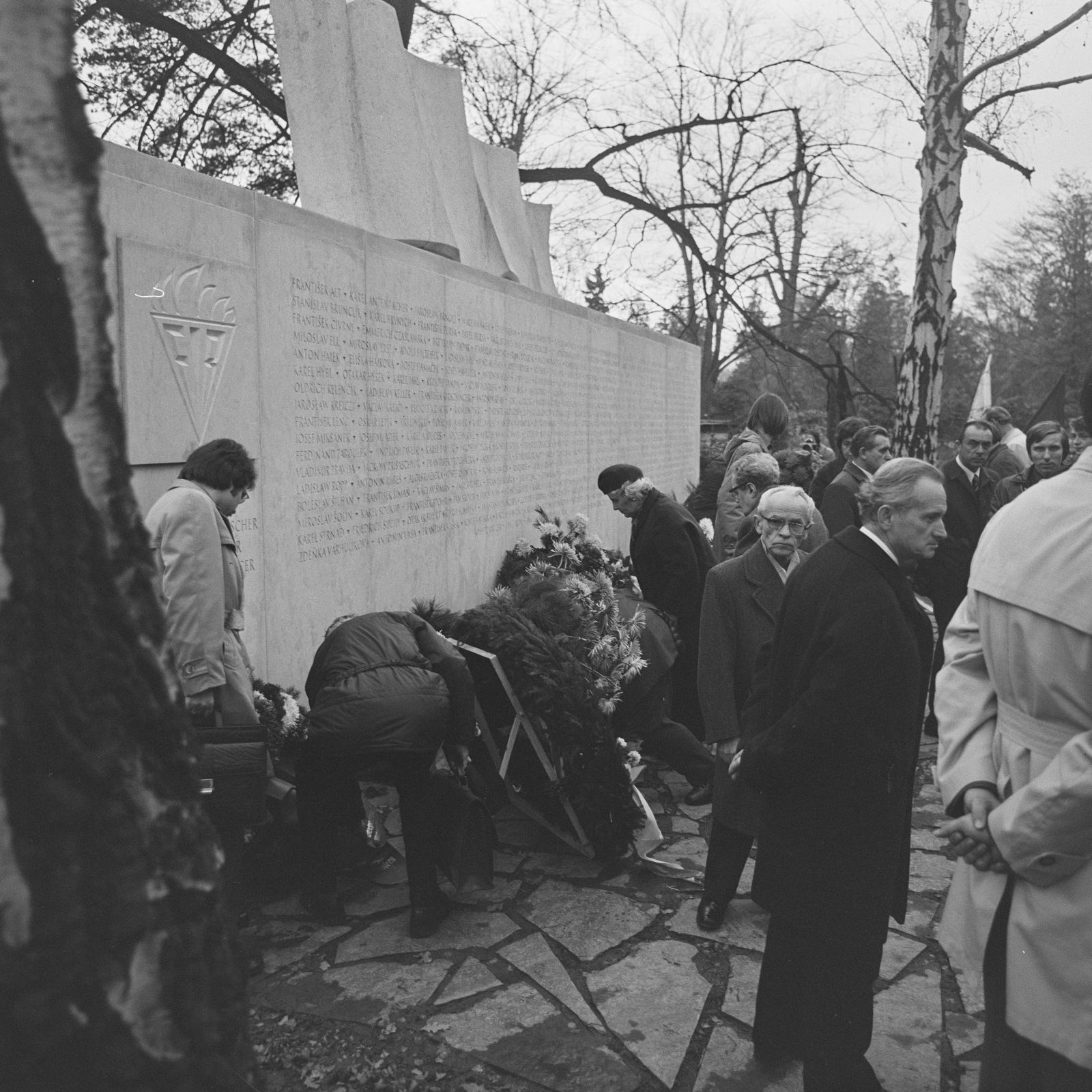 Niederlegen von Kränzen an der Namenswand
© SLUB/Deutsche Fotothek, Erich Höhne