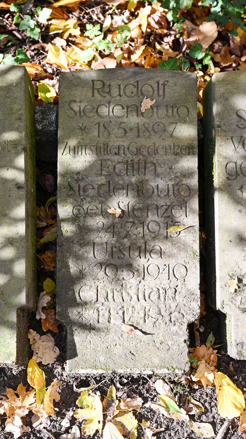 Symbolisches Gedenken an Ehefrau und Tochter auf dem Grabstein für Rudolf Siedenburg
© StSG/GSMP, Holm Helis, 2025