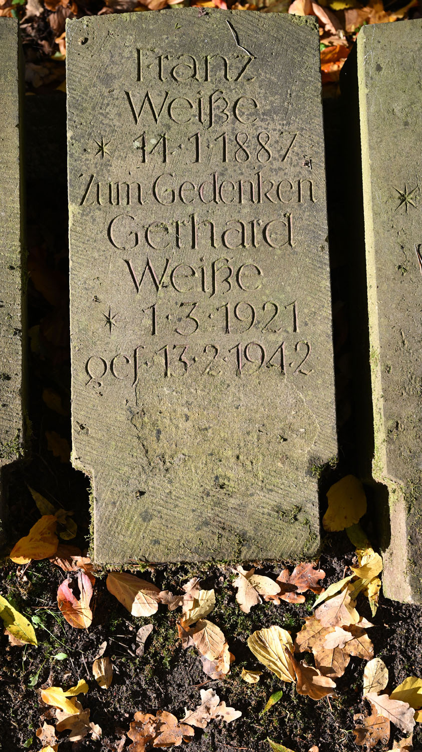 Gedenken an Gerhard Weiße, „gef. 13.2.1942“, bestattet in Bengasi, auf dem Grabstein für Franz Weiße
© StSG/GSMP, Holm Helis, 2025