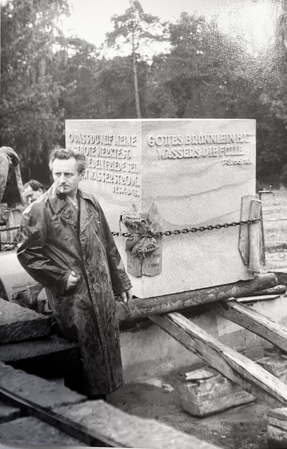 Aufstellung des Mittelstücks der Brunnenanlage, 1964
© Sammlung Verwaltung des Elias-, Trinitatis- und Johannisfriedhofs, Jürgen Kobisch