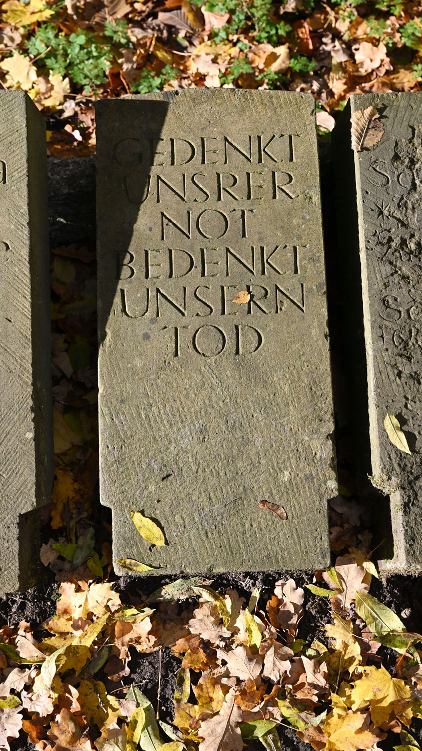 Gedenkstein "Gedenkt unsrer Not", 25. Grundschule, 1957
© StSG/GSMP, Holm Helis, 2025