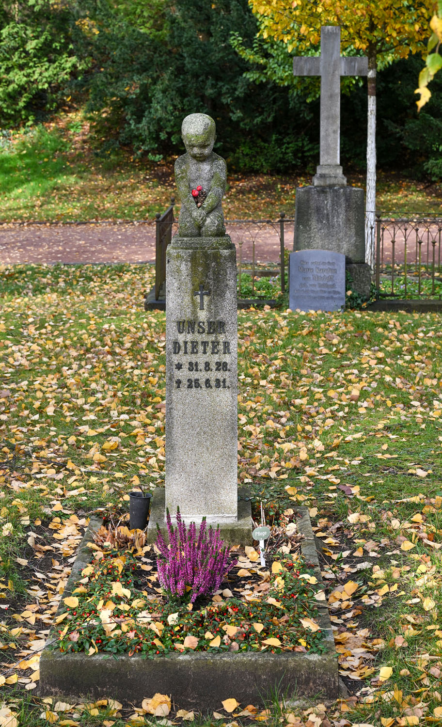 Grabstein für den 1931 als Kleinkind gestorbenen Dieter
© StSG, Holm Helis, 2025