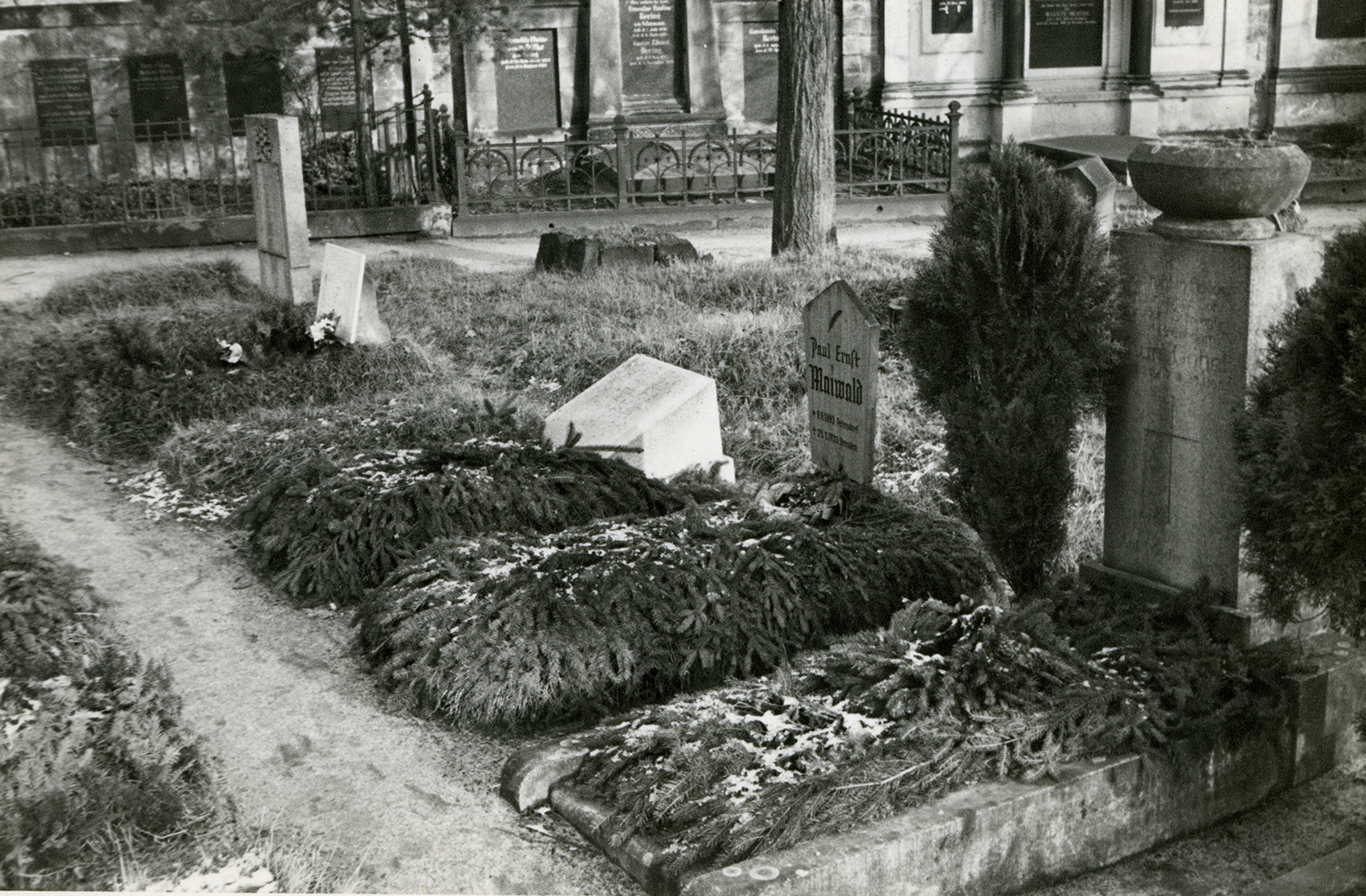 Blick auf die sieben Gräber, von rechts nach links: Kurt Göbel, Paul Maiwald, Richard Michel, Kurt Förster (ohne Grabzeichen), Paul Eichhorn, Fitz Domaschke und Hermann Koch (ohne Grabzeichen), um 1953
© Museen der Stadt Dresden – Stadtmuseum Dresden, SMD_Ph_2012_00300