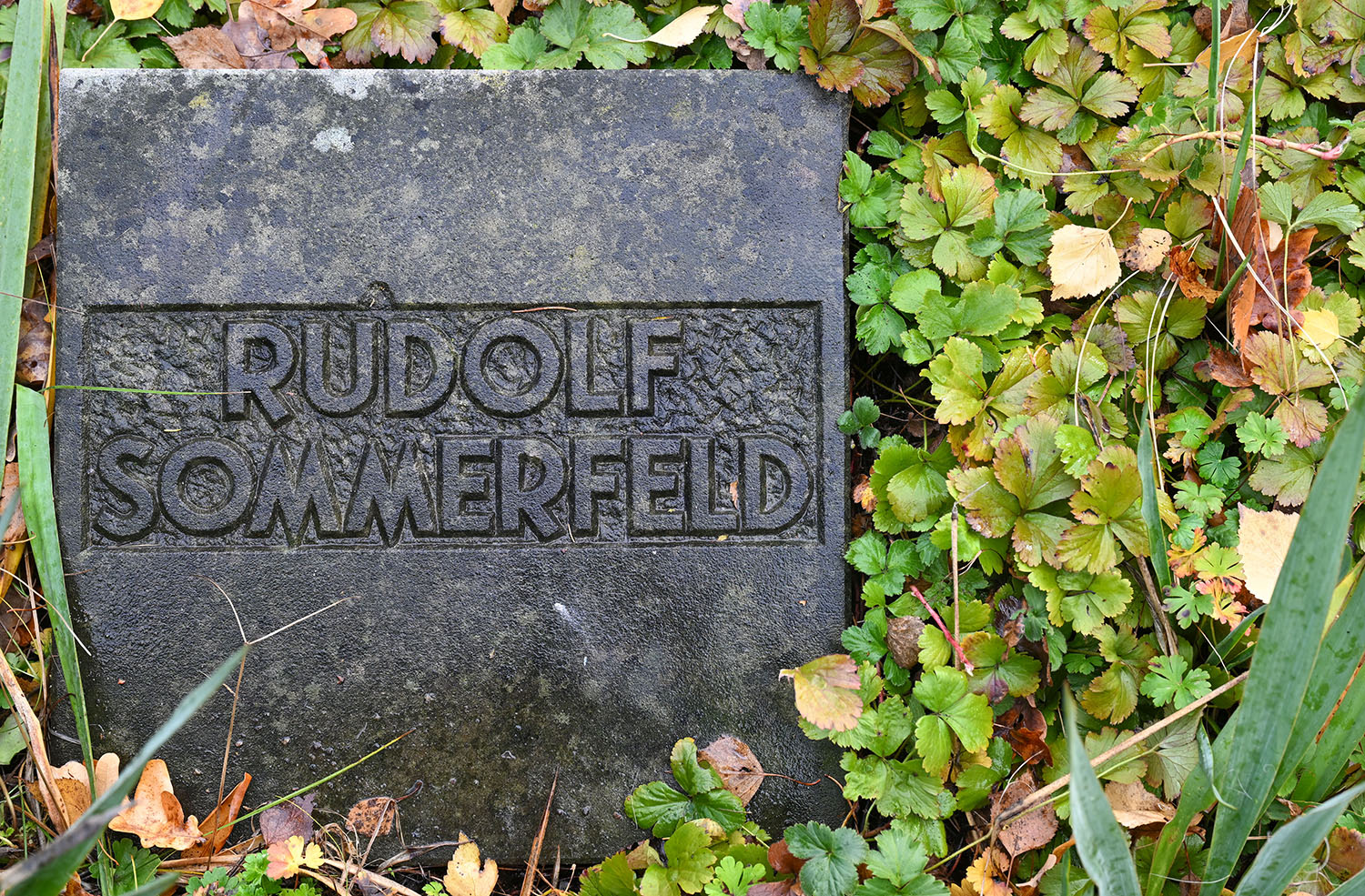 Symbolischer Grabstein für Rudolf Sommerfeld aus der abgetragenen Gedenkanlage
© StSG/GSMP, Holm Helis, 2025