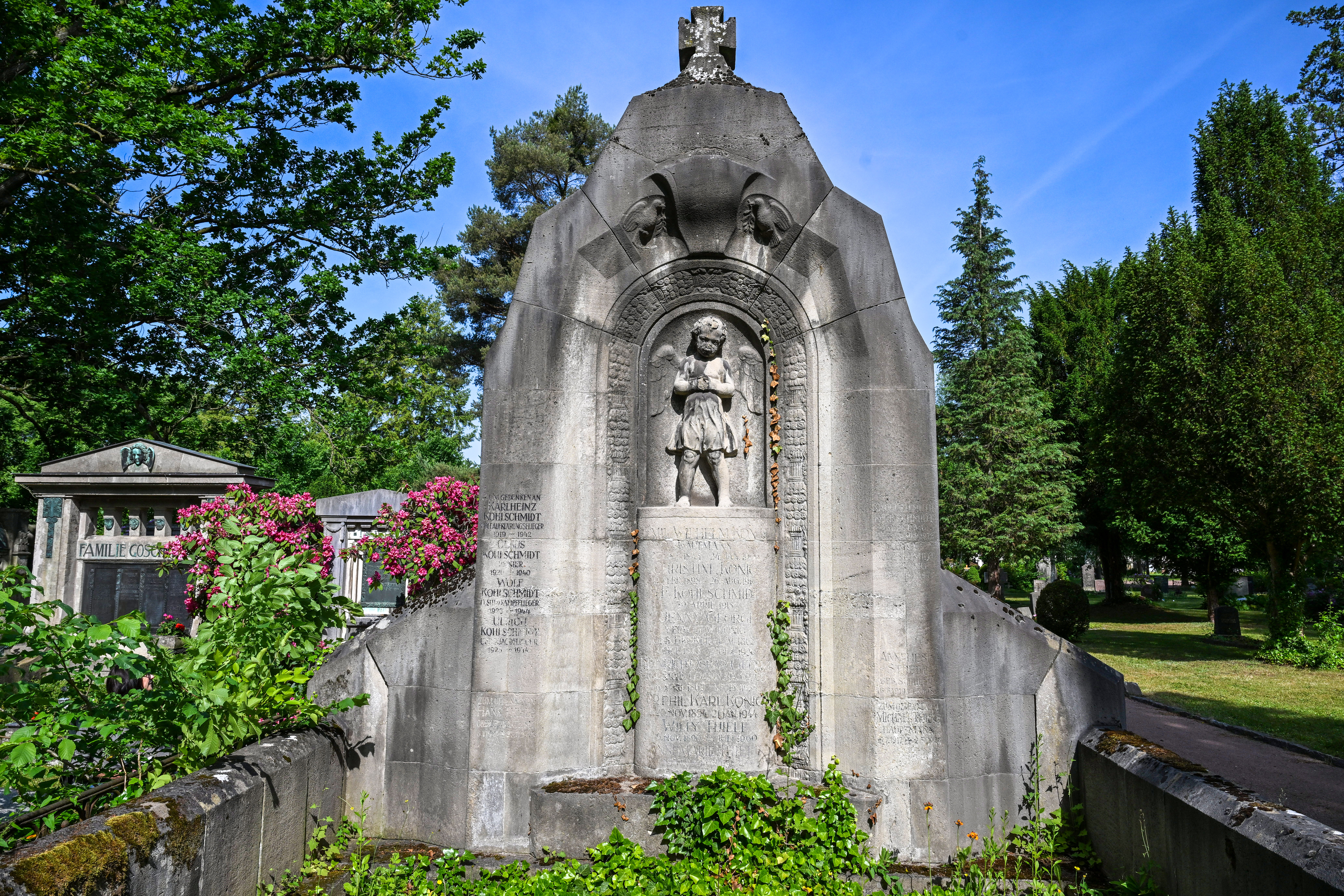 Grabstätte der Familie Kohlschmidt mit Gedenken an die Flieger Karlheinz, Claus, Wolf und Ulrich Kohlschmidt
© StSG/GSMP, Holm Helis, 2026 Grabstätte der Familie Kohlschmidt