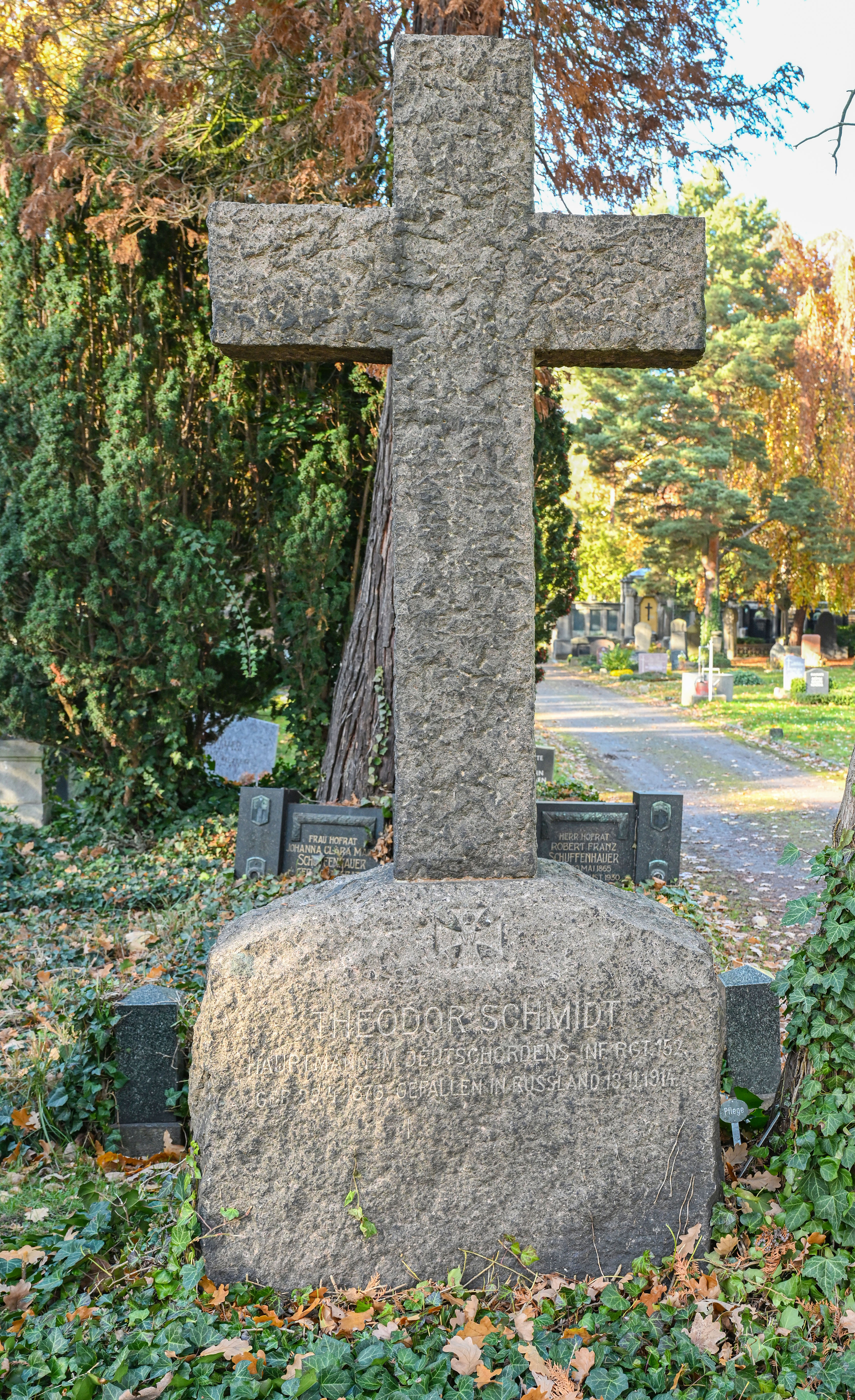 Granitsockelkreuz für Theodor Schmidt
© StSG/GSMP, Holm Helis, 2025