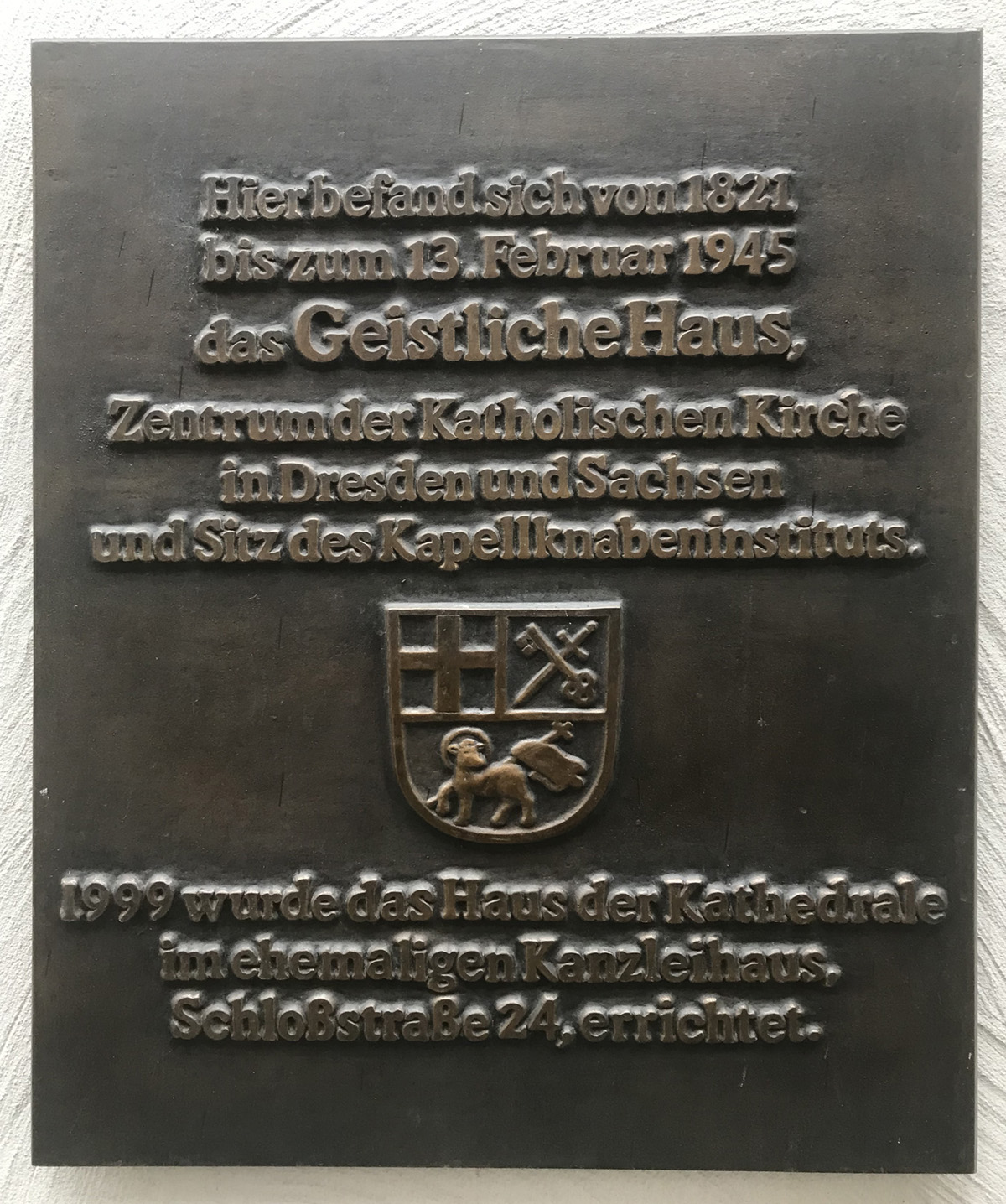 Seit 2012 erinnert an einer Hotelfassade in der Schloßstraße 16 eine Bronzetafel an das Geistliche Haus
© StSG/GSMP, 2021