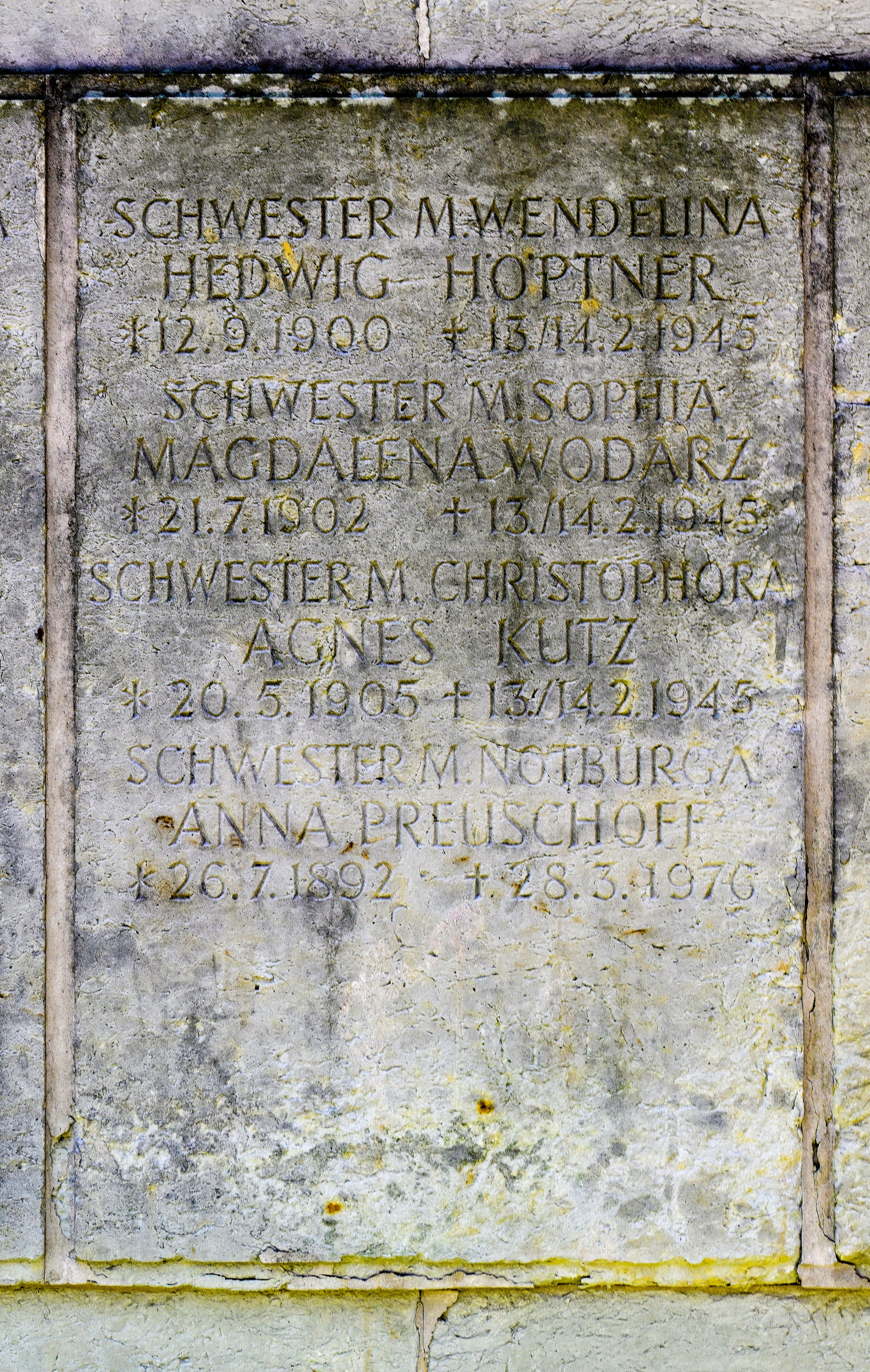 Grabtafel für Schwester Maria Wendelina (Hedwig Höptner), Schwester Maria Sophia (Magdalena Wodarz), Schwester Maria Christophora (Agnes Kutz) und eine weitere Schwester
© StSG/GSMP, Holm Helis, 2024