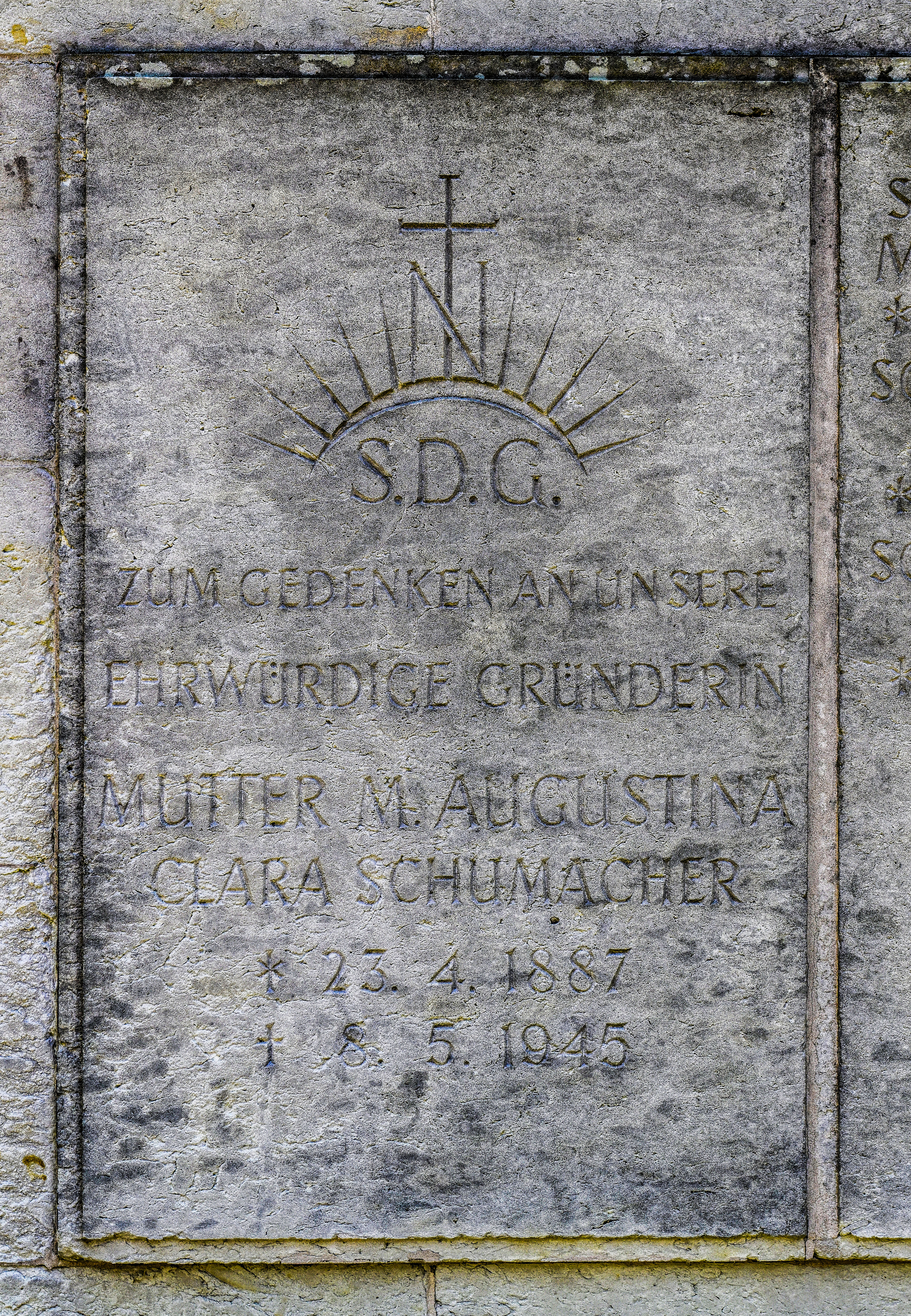 Gedenktafel für die Ordensgründerin Schwester Augustina (Clara Schumacher), die am 8. Mai 1945 von einem angetrunkenen sowjetischen Soldaten an der Klosterpforte erschossen und im Klostergarten beigesetzt worden war. Eine Beisetzung in Dresden war aufgrund der Kriegszerstörungen nicht möglich gewesen.
© StSG/GSMP, Holm Helis, 2024