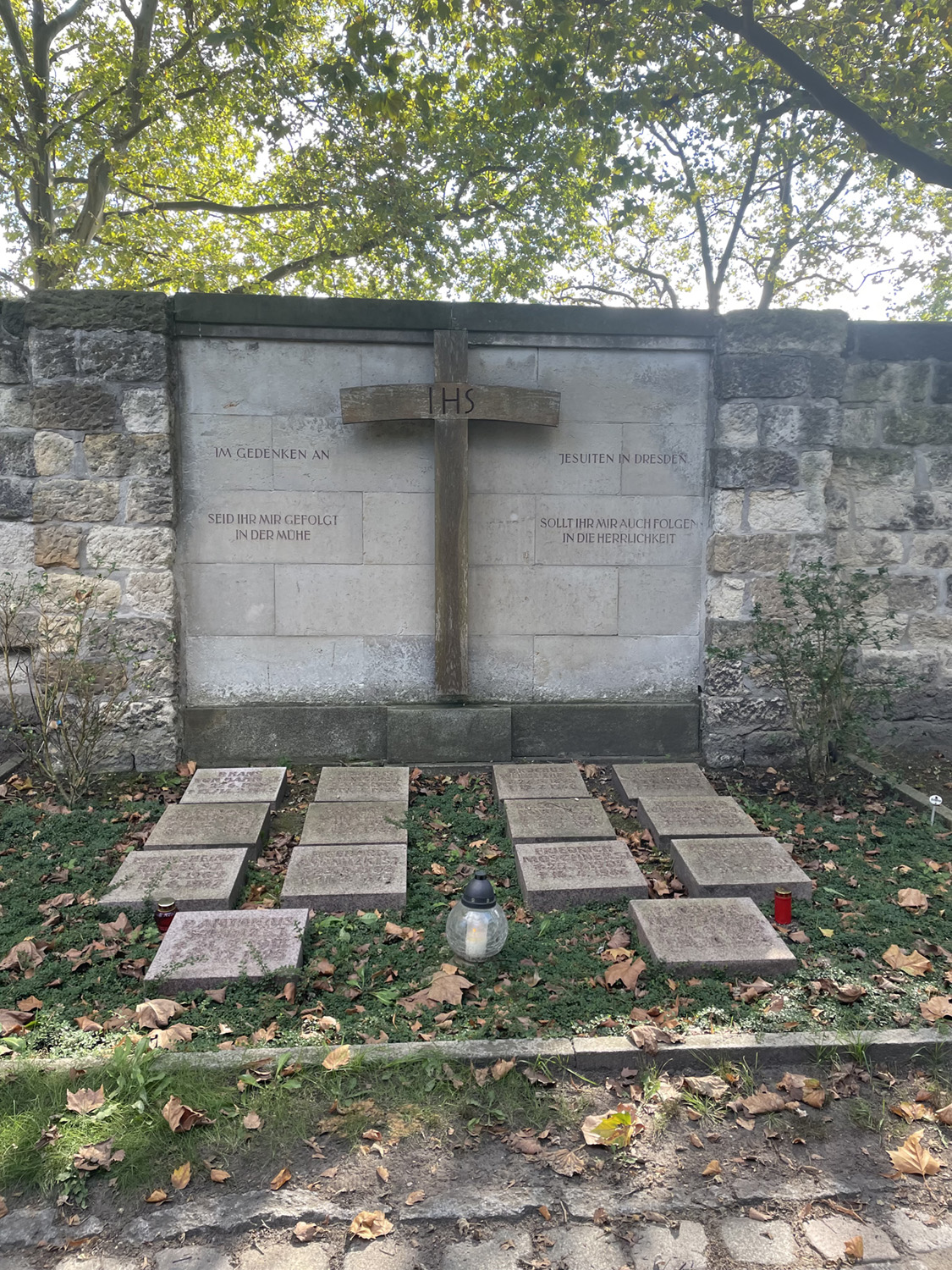 Anlage „Im Gedenken an Jesuiten in Dresden“ an der Friedhofsmauer, die an die Bremer Straße angrenzt, gegenüber dem Grabfeld B
© StSG/GSMP, Holm Helis, 2024
