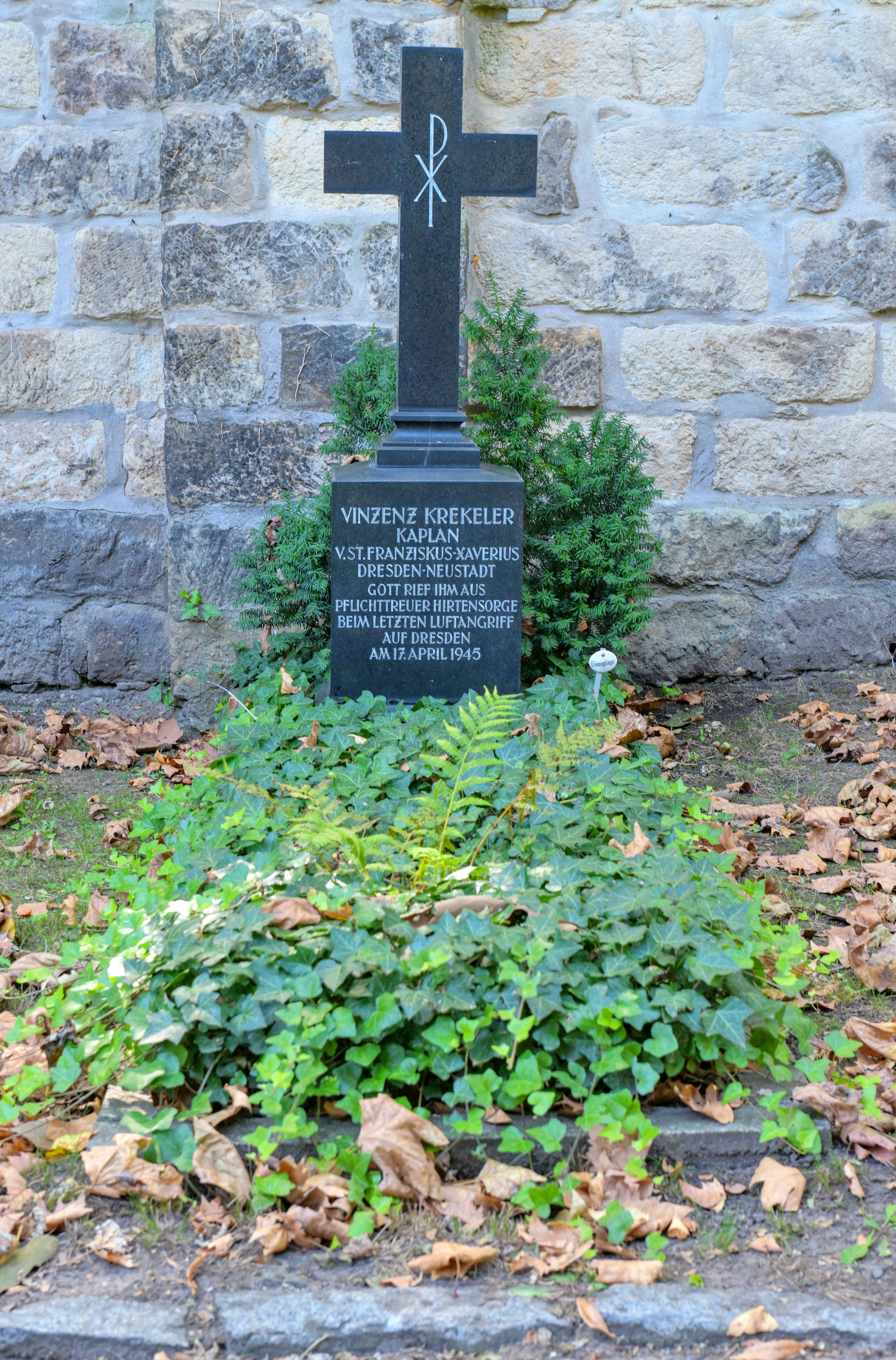 Grab von Vinzenz Krekeler neben der Ruhestätte von Pater Adeodat Frankrone
© StSG/GSMP, Holm Helis, 2024