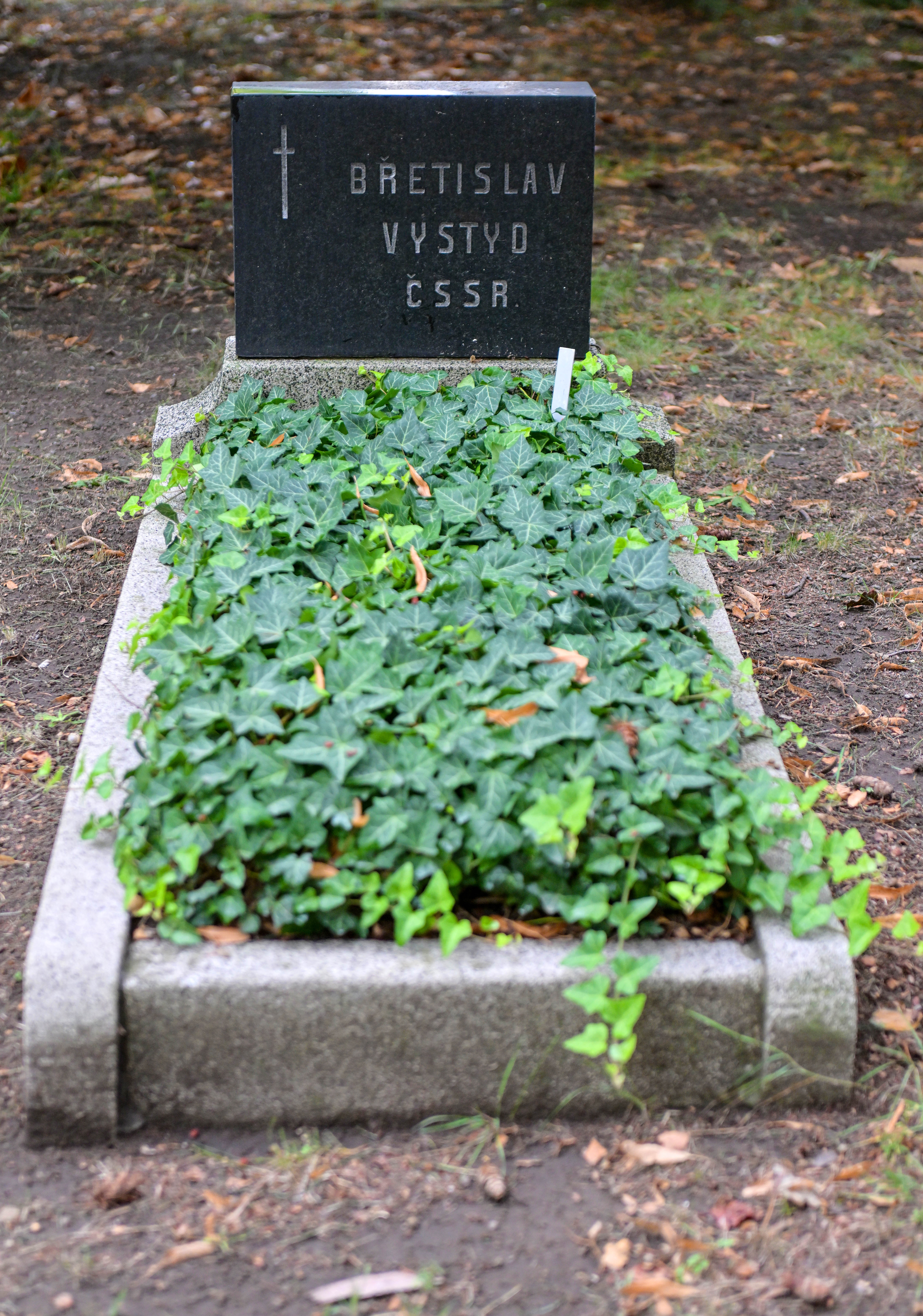 Grab von Bretisłav Vystyd, nach 1945 aufgebaut und mit einem Grabkissen versehen
© StSG/GSMP, Holm Helis, 2024