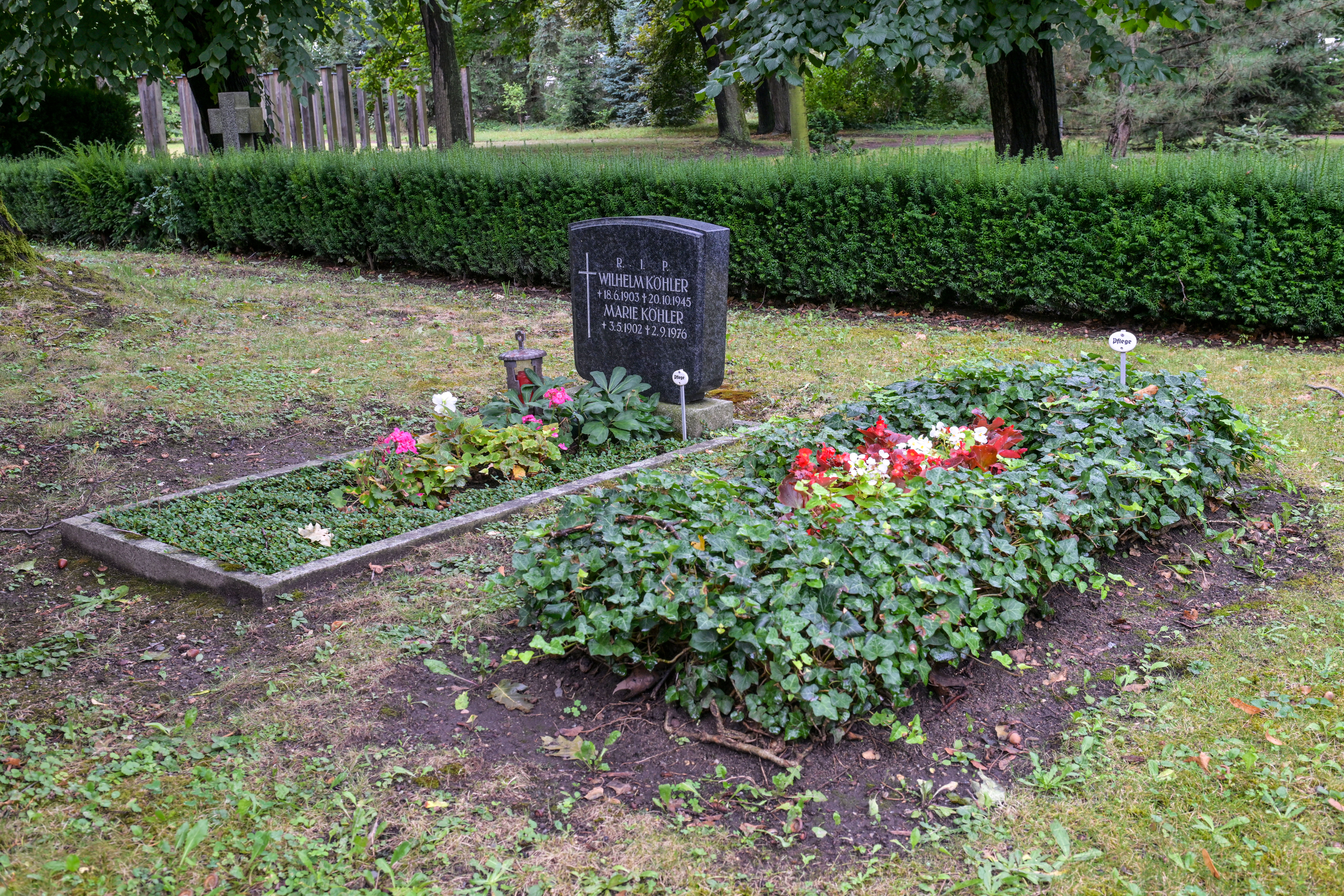 Grab von Wilhelm Köhler und seiner Witwe (links) sowie von Josef Bauer und Wilhelm Bulik
© StSG/GSMP, Holm Helis, 2024