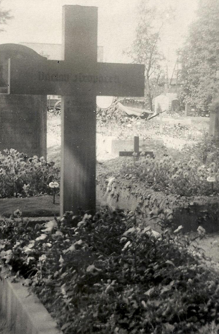Grab von Václav Kropáček, nach Kriegsende aufgebaut und mit einem Holzkreuz versehen
© privat