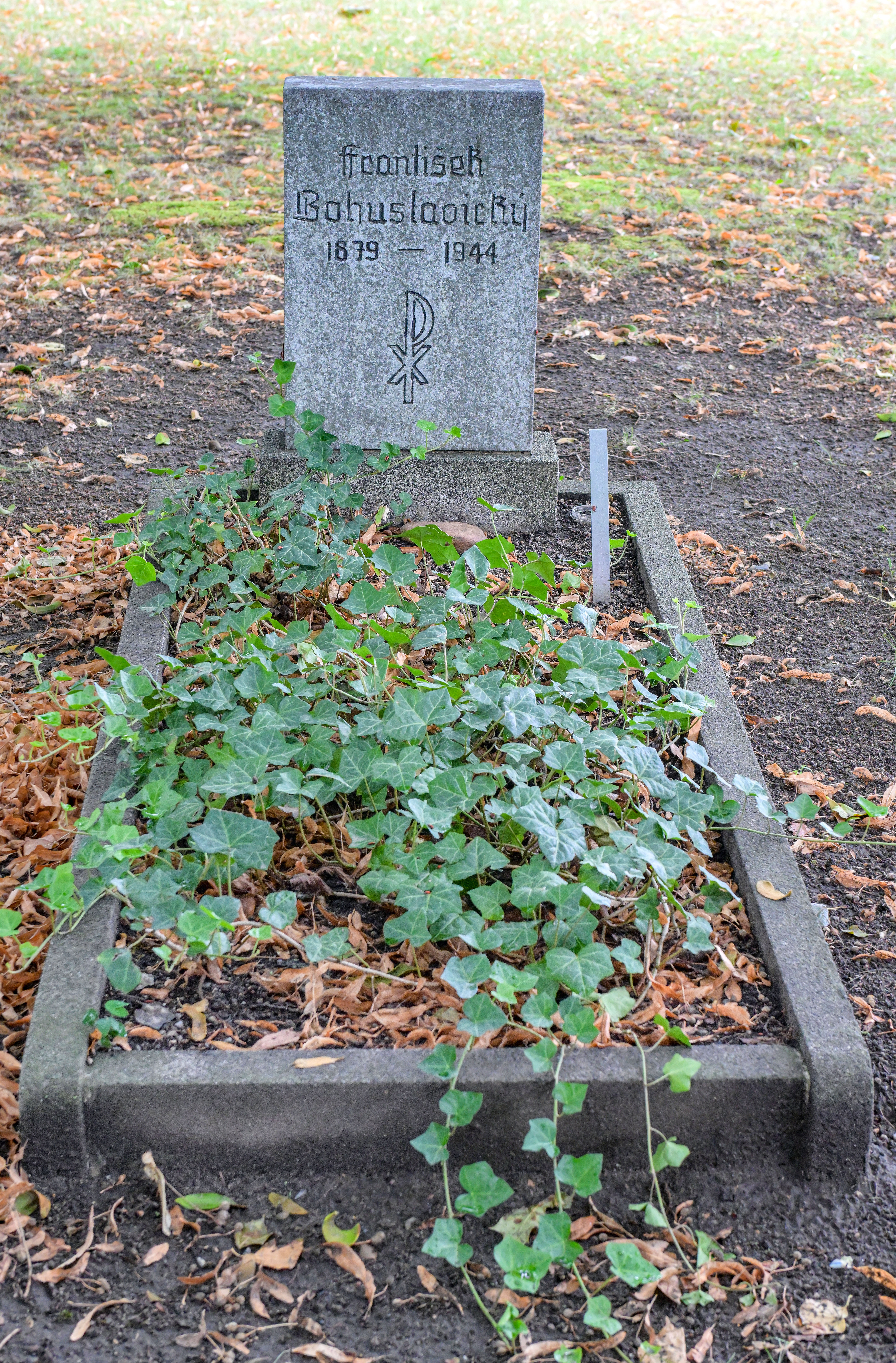 Grab von František Bohuslavický, 1948 aufgebaut und mit einem Grabkissen versehen
© StSG/GSMP, Holm Helis, 2024