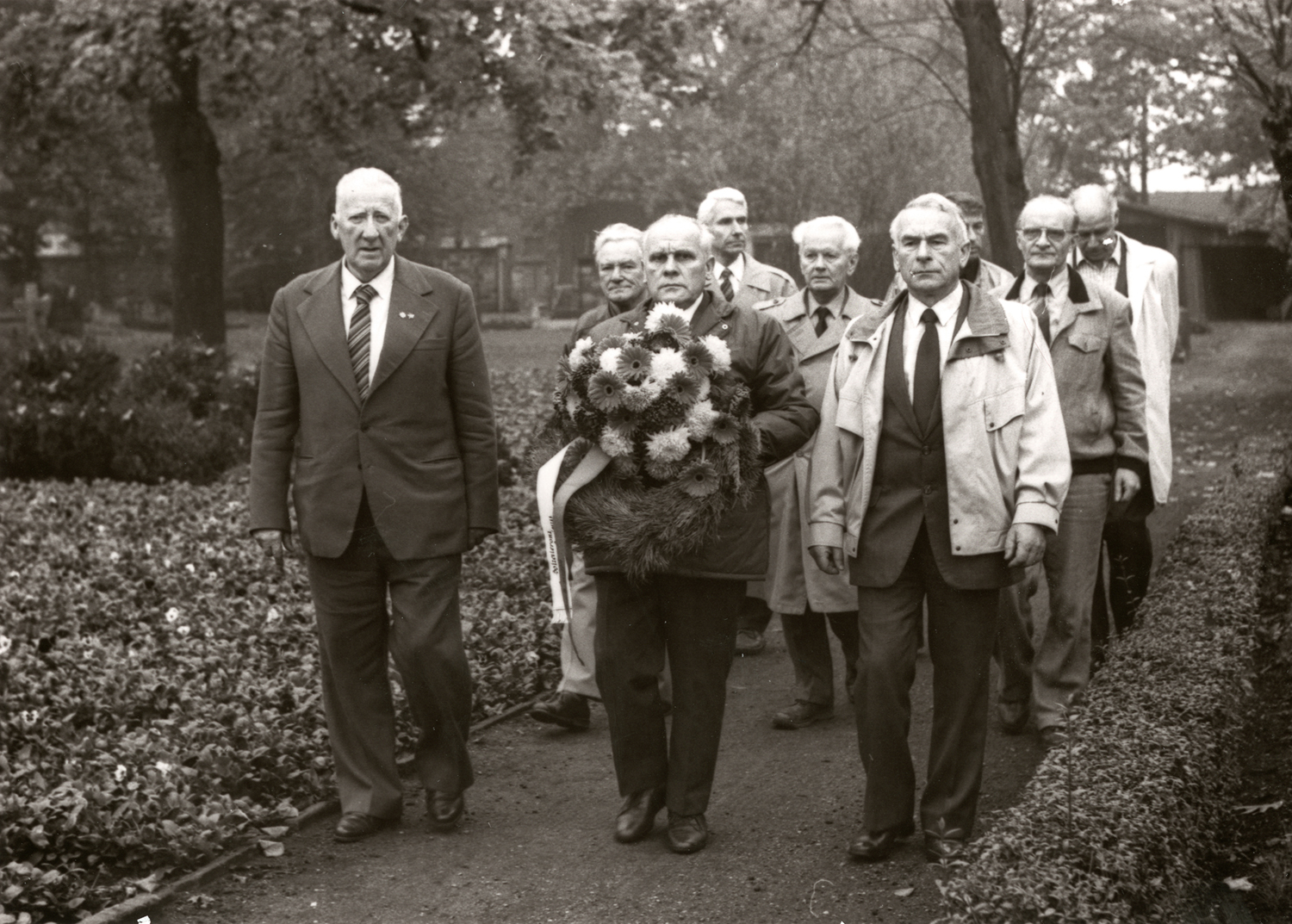 Marian Sobkowiak, vorne, erster von rechts, mit einer polnisch-deutschen Delegation auf dem Weg zur Kranzniederlegung, Oktober 1988
© StSG/GSMP