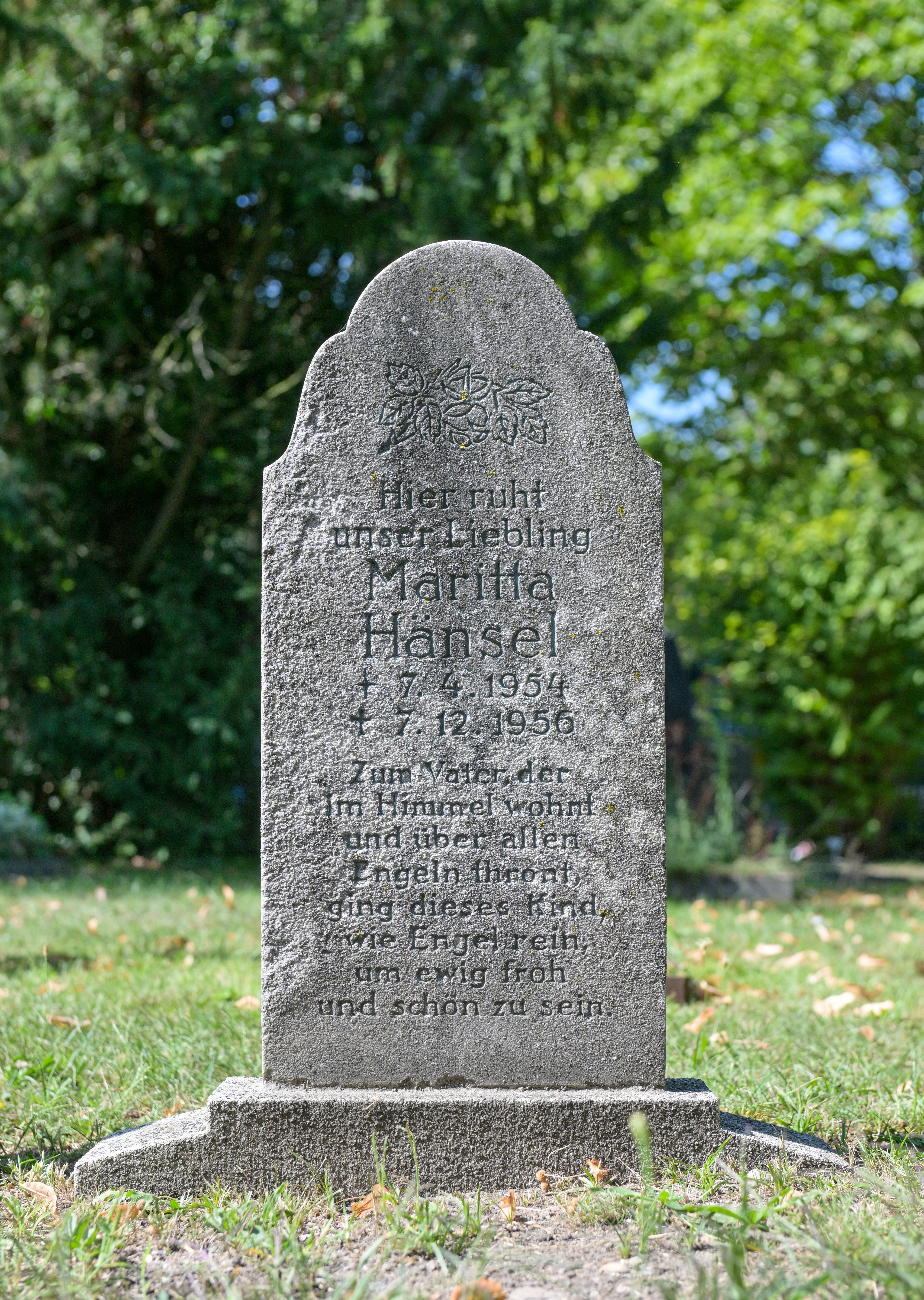 Grabstein für Maritta Hänsel (1954–1956), der vor wenigen Jahren vom Grabfeld M in ein Grabfeld im neuen Teil des Friedhofs umgesetzt wurde, wo sich Gräber später verstorbener Kinder befinden
© StSG/GSMP, Holm Helis, 2024