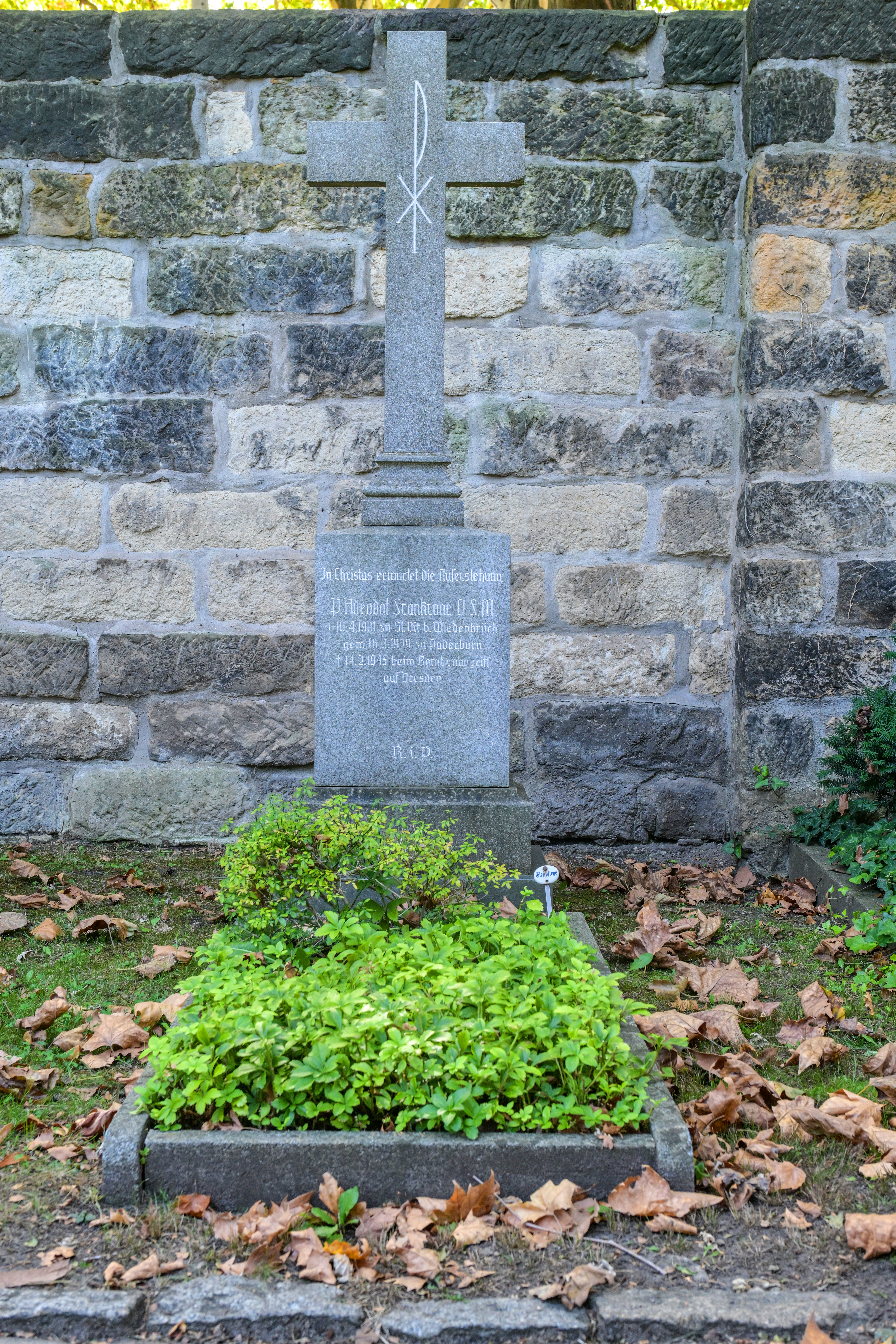 Grabstelle von Pater Adeodat (Vitus Frankrone) an der an die Bremer Straße angrenzenden Friedhofsmauer gegenüber dem Grabfeld B
© StSG/GSMP, Holm Helis, 2024