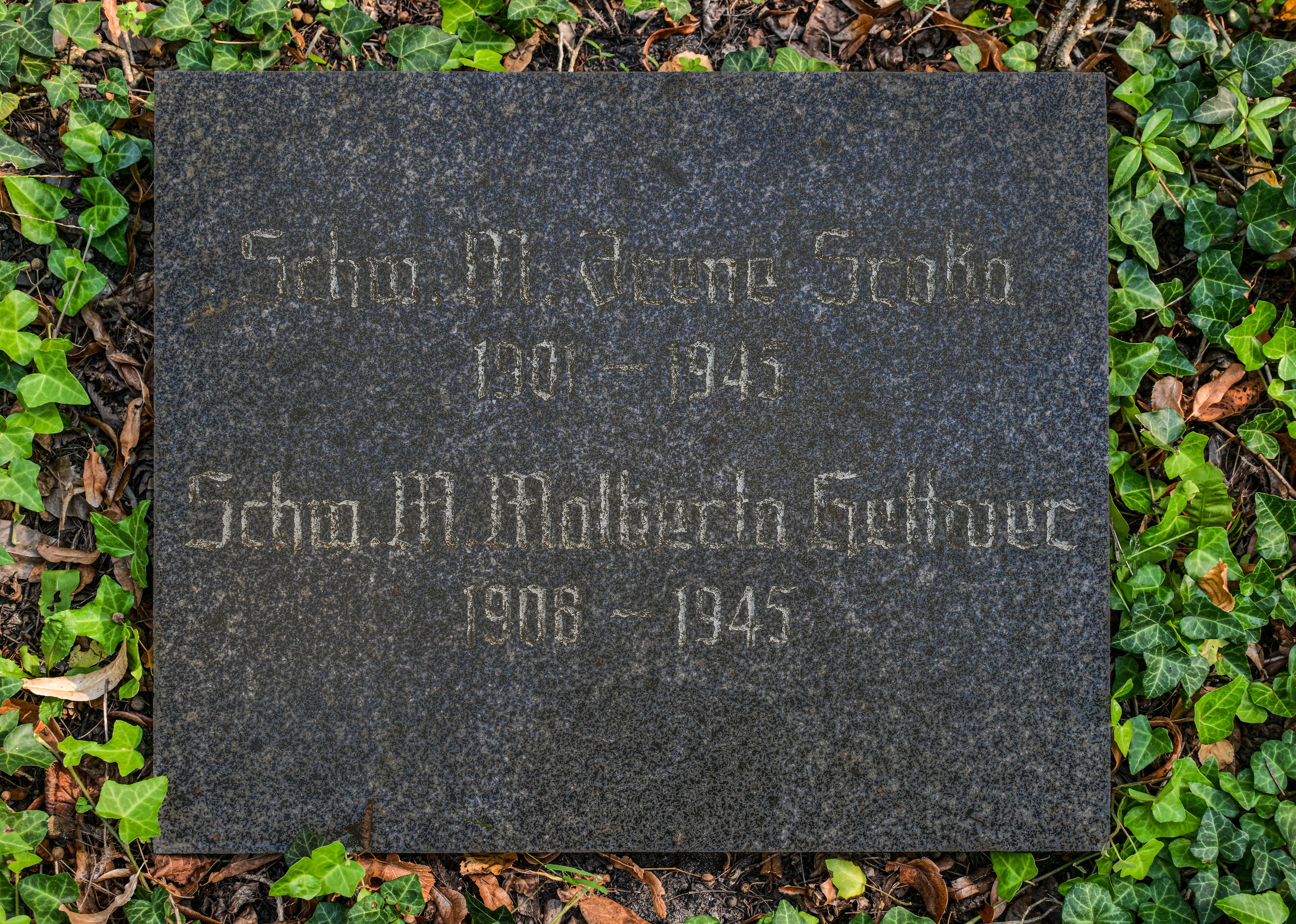 Grabstein für Schwester Maria Irene (Rosa Sroka) und Schwester Maria Malberta (Vorname unbekannt Hettwer)
© StSG/GSMP, Holm Helis, 2024