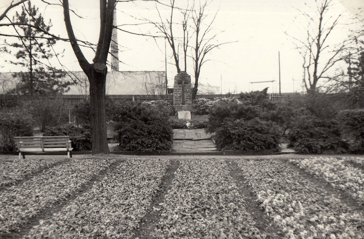 Blick auf die Gedenkanlage für die Opfer des Faschismus Ende 1970 mit Blumenbeeten der Friedhofsgärtnerei im Vordergrund, aus dem Fotoalbum der Familie von Stanislav Langr
© privat