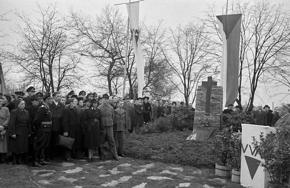 Karl Kneschke (rechts am Bildrand) bei seiner Ansprache am 3. November 1948
© SLUB/Deutsche Fotothek, Erich Höhne/Erich Pohl (Serie „Trauerfeier VVN“)