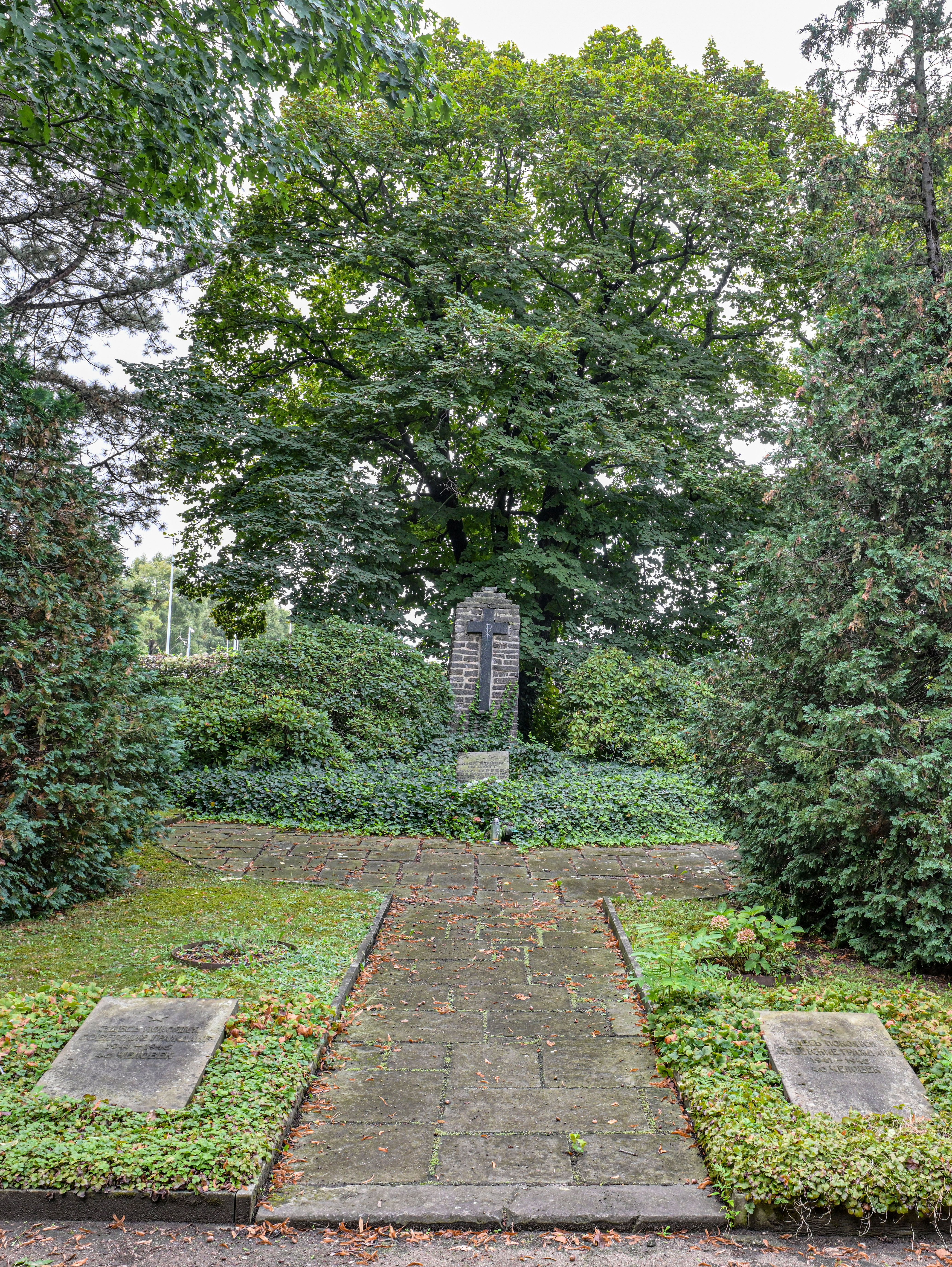 Gedenkanlage für "Opfer des Faschismus" mit vorgelagerten Liegetafeln für sowjetische Staatsangehörige auf dem Neuen Katholischen Friedhof
© StSG/GSMP, Holm Helis, 2024