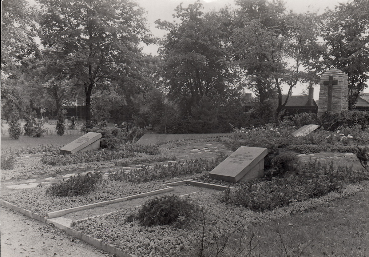 Blick auf das Grabfeld N mit den beiden Liegetafeln rechts und links unterhalb der Gedenkanlage für die „Opfer des Faschismus“ im Jahr 1957
© privat, Bildniswerkstätte Walter Pietsch