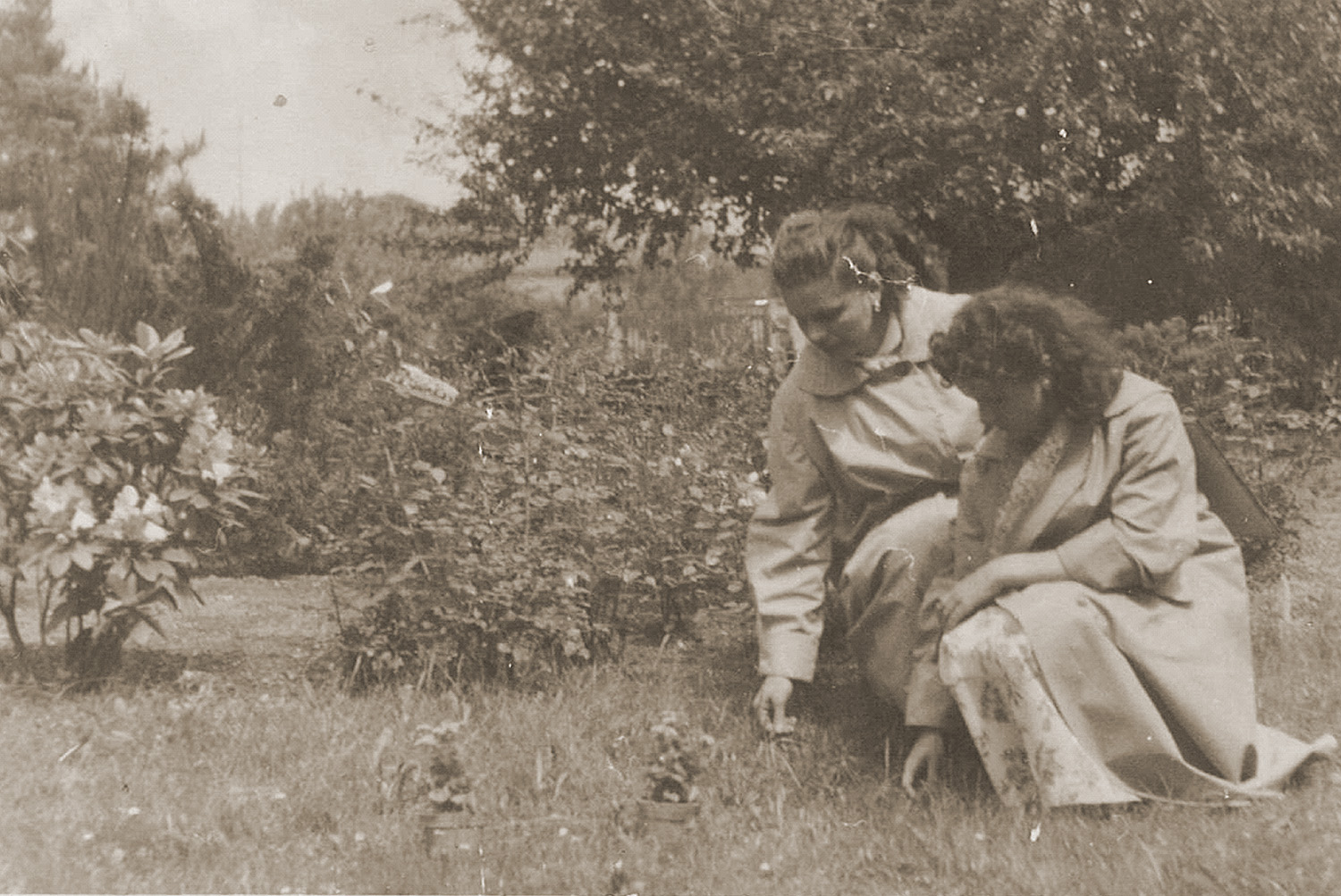 Bohumil Slámas Witwe und die gemeinsame Tochter Jana auf dem Teil des Rasenbeets, das ihnen der Friedhofsverwalter als Bestattungsort gezeigt hatte, mutmaßlich Ende der 1950er-Jahre
© privat